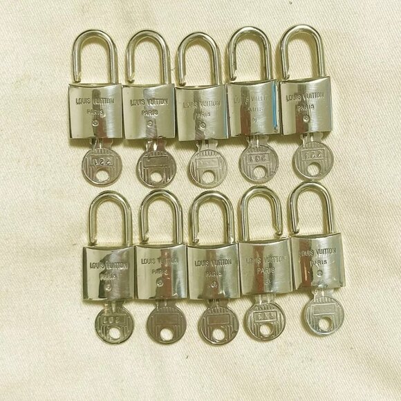 LOUIS VUITTON LV 10 SET PADLOCK CADENA KEY BAG CHARM GOLD PLATED FRANCE - Picture 4 of 12